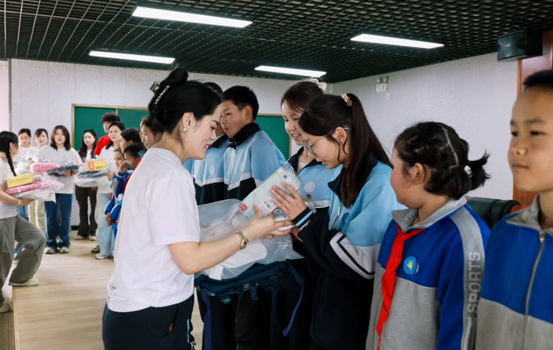 妙美公益行动：爱心助学润边疆，公益担当暖天山(3)-图片2.png