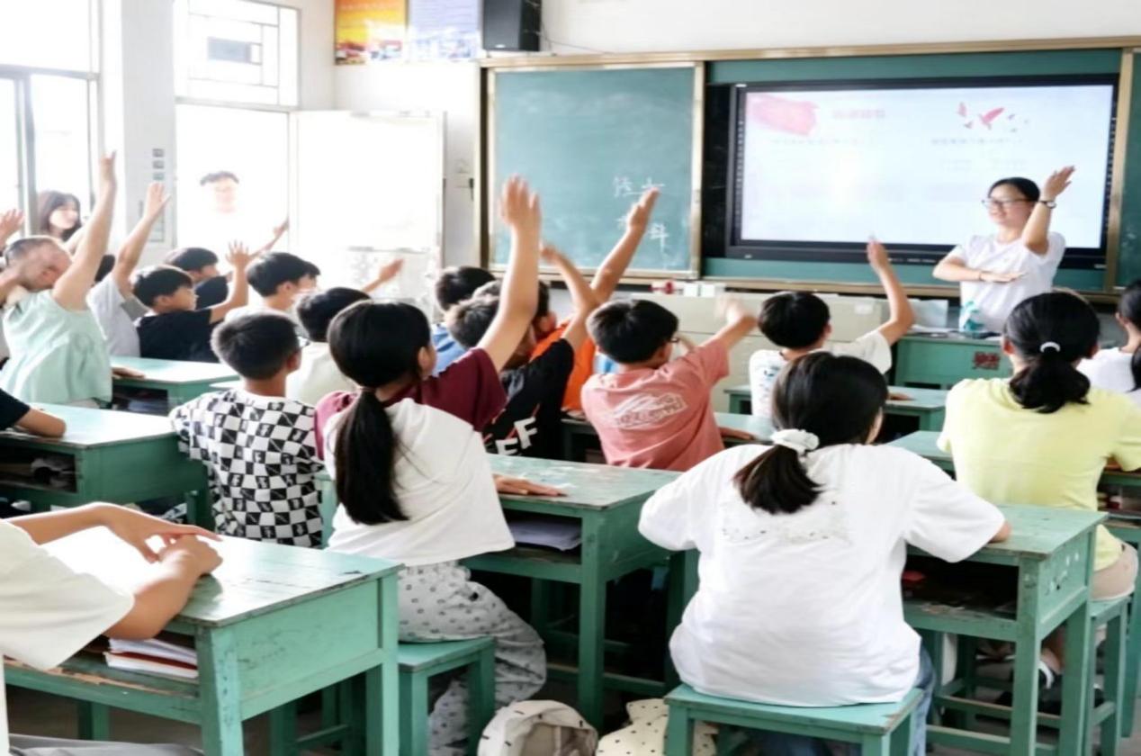 红脉润童心 乡土传薪火｜华南商贸学子赴甘田小学开展红色思政宣讲-图片2.jpg