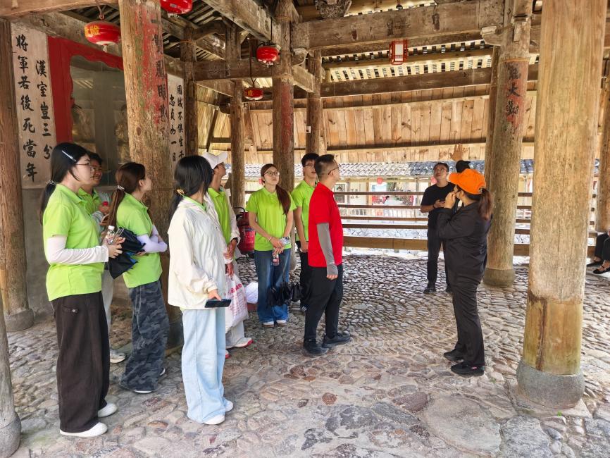 (新闻稿件）金山学子走进漈下古村，以青春视角丈量乡村文旅-图片1.jpg