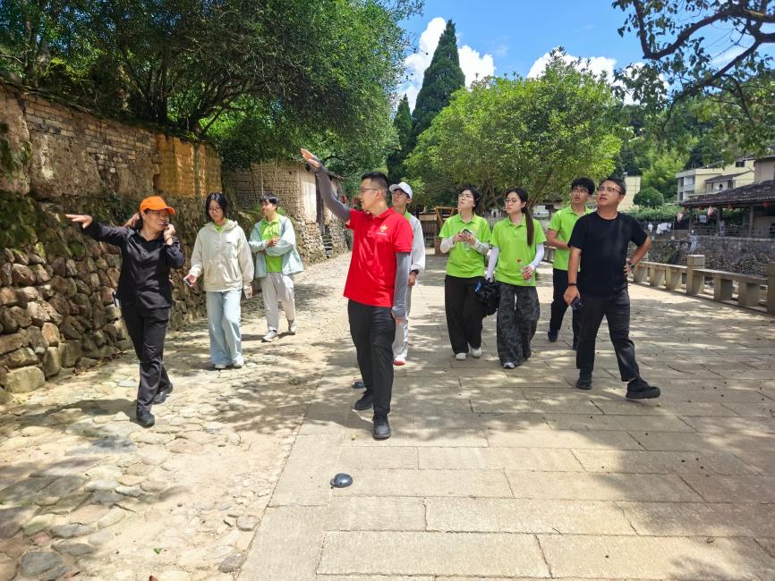 (新闻稿件）金山学子走进漈下古村，以青春视角丈量乡村文旅-图片2.jpg