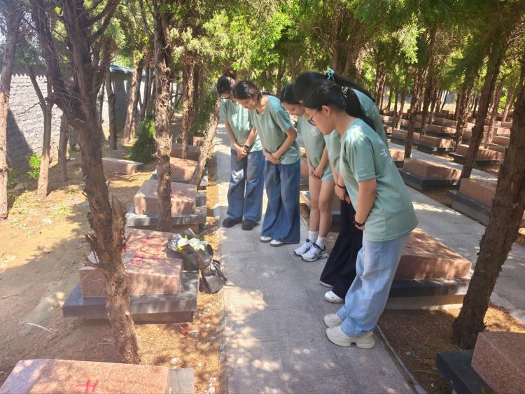 寻迹思广实践团赴聊城市茌平区烈士陵园开展祭扫缅怀活动(1)-图片2.jpg