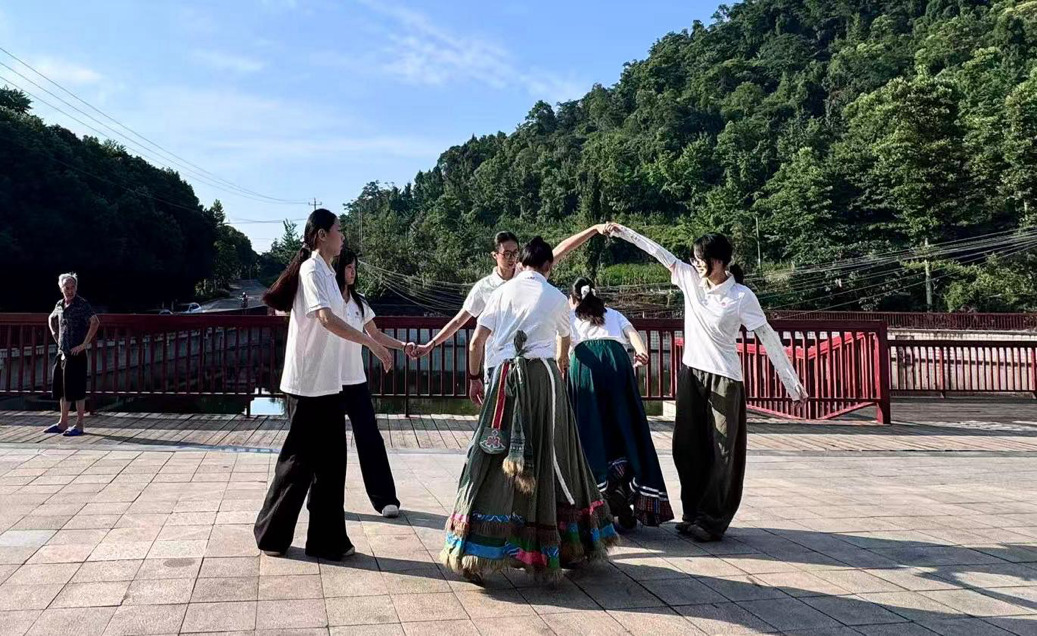 成都大学音舞学院三下乡-图片1.png