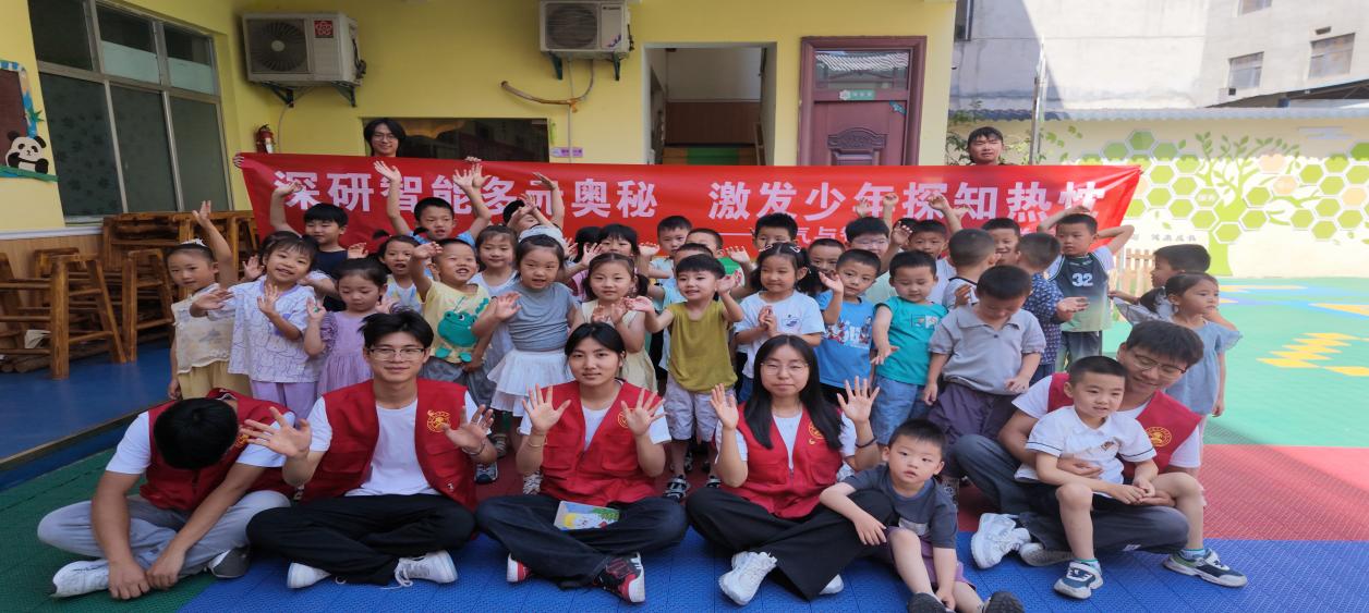 螃蟹机器人走进幼儿园——兰州博文科技学院“成陇青稞志愿队”为县城孩童开启科技之窗-图片1.jpg