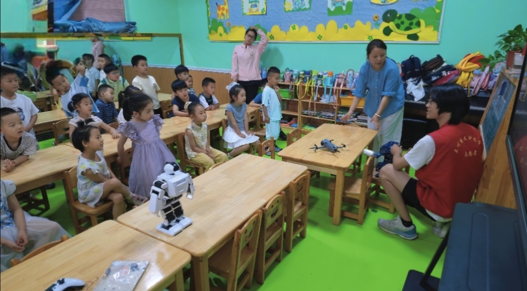 螃蟹机器人走进幼儿园——兰州博文科技学院“成陇青稞志愿队”为县城孩童开启科技之窗-图片3.jpg