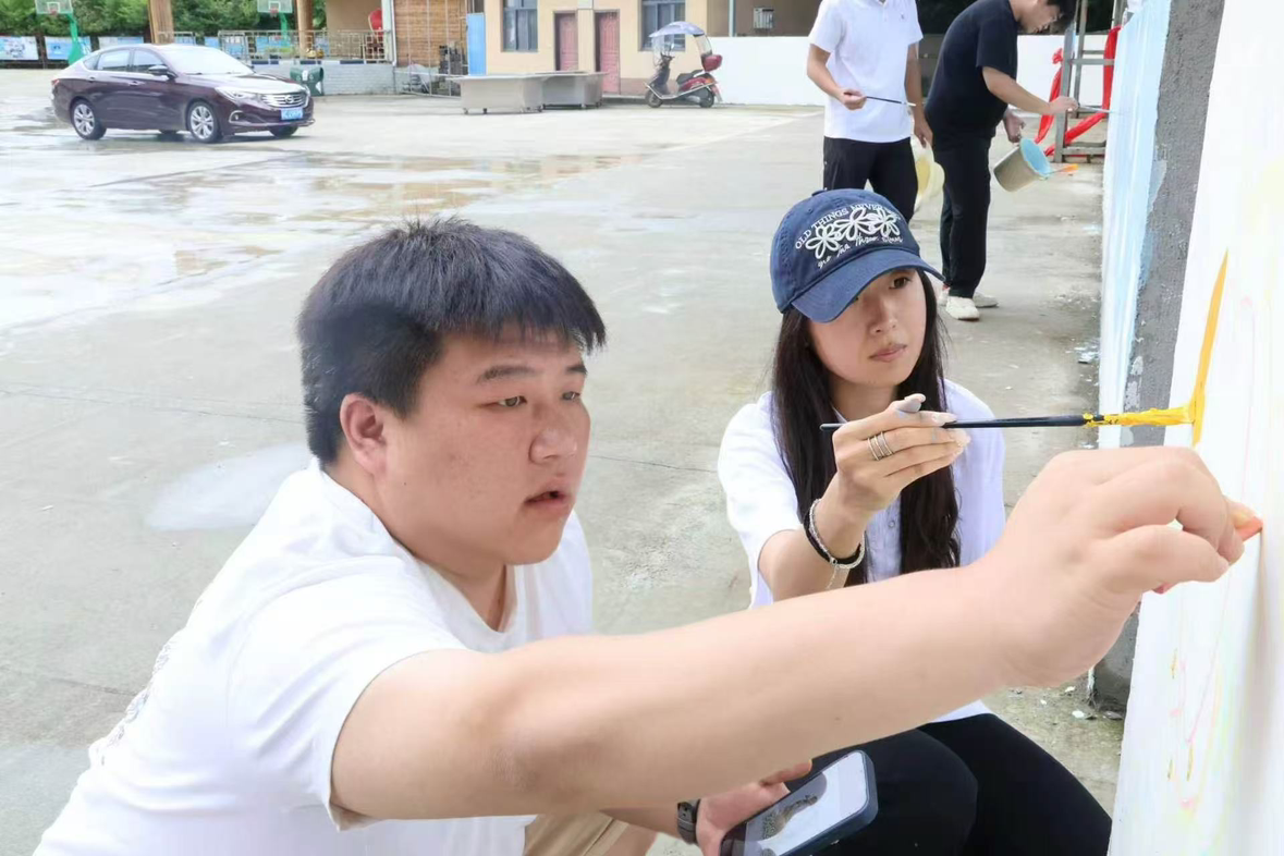 画笔绘就振兴景 青春点亮齐跃桥——汉口学院艺术设计学院艺抹星火社会实践团墙绘工作圆满收官近日，汉口学院艺术设计学院(1)-图片5.png