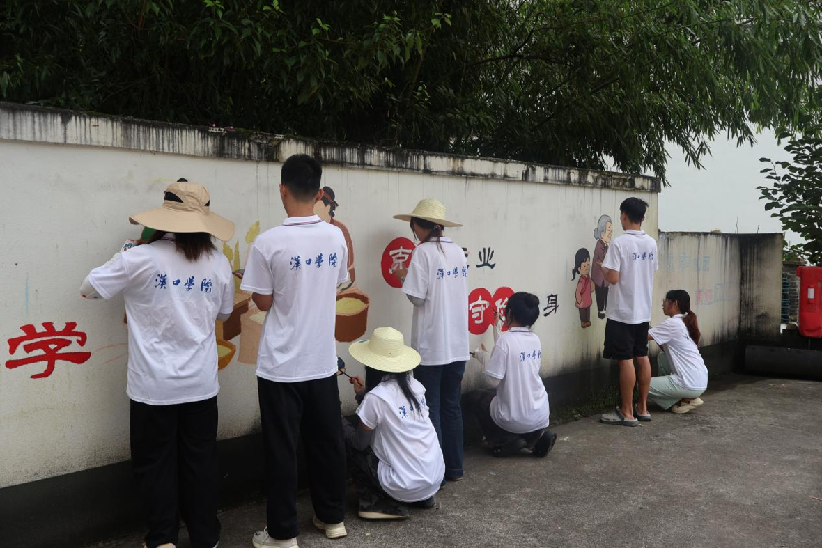 画笔绘就振兴景 青春点亮齐跃桥——汉口学院艺术设计学院艺抹星火社会实践团墙绘工作圆满收官近日，汉口学院艺术设计学院(1)-图片8.png
